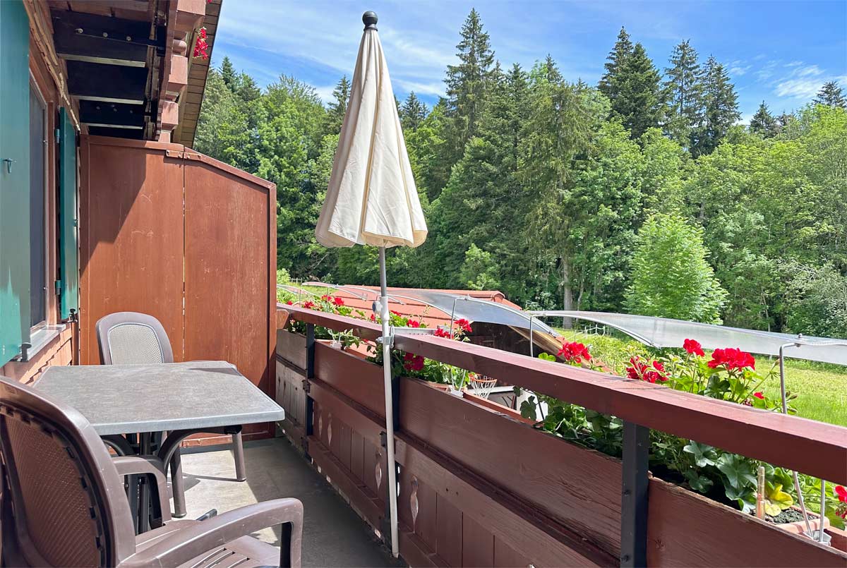 Balkon mit Sitzmöglichkeit & Schirm